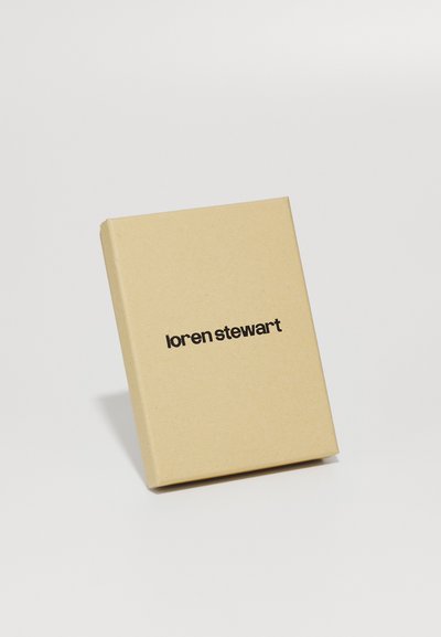 Brun papkasse med en glat overflade, der har det trykte navn "loren stewart" i fed sort skrift på forsiden.