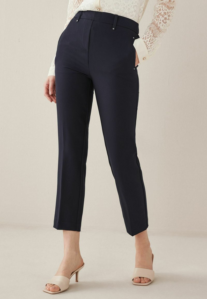 Next - MIT GERADEM BEIN UND ELASTISCHER RÃ¼CKSEITE - Pantaloni - navy blue, Ingrandire