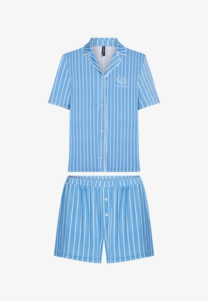 Modrý pruhovaný krátký pyžamový set z měkké látky. Košile má knoflíky a límec; šortky mají elastický pas.
