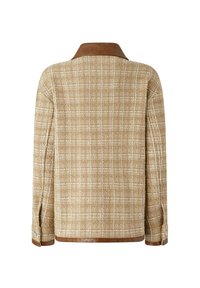 Chaqueta de cuadros marrones hecha de una tela texturada con líneas blancas. Presenta un cuello de cuero marrón y acentos en los puños.