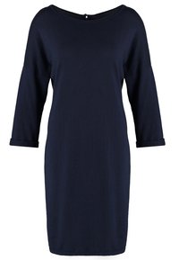 Abito blu navy a tre quarti con scollo rotondo e maniche arrotolabili. Il tessuto appare morbido e leggero con una vestibilità comoda.