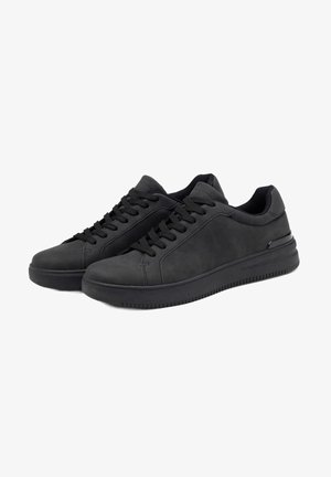 Schwarze Sneakers aus glattem, mattem Leder. Mit runder Zehenpartie, flacher Sohle und schwarzen Schnürsenkeln. Minimalistisches Design mit dezenten Nahtakzenten.