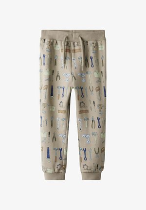 Beige børnesweatpants med elastisk talje og snøre, med et mønster af forskellige hånd- og elværktøjer i dæmpede farver.