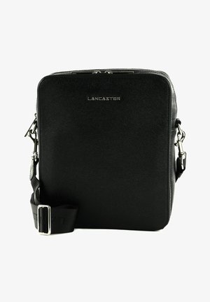 Sac messager en cuir noir avec une surface texturée, quincaillerie en acier inoxydable, sangle réglable et logo en relief à l'avant. Fermeture zippée.