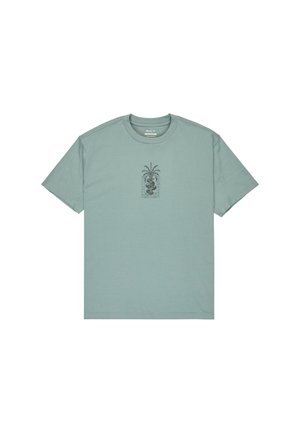 Vaalean vihreä puuvillateepaita, jossa on keskellä käärme- ja palmeiluomus, pyöreä kaula-aukko, lyhyet hihat ja normaali istuvuus.