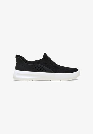 Schwarzer Slip-On-Sneaker mit atmungsaktivem Mesh-Obermaterial und dicker, weißer, gepolsterter Sohle, von der Seite auf weißem Hintergrund dargestellt.