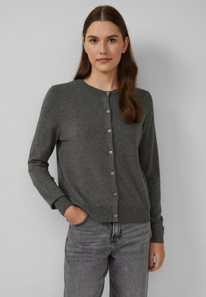 Cardigan gris avec un col rond et une fermeture à boutons. Il dispose de manches longues et d'un ourlet côtelé. Le tissu semble doux et lisse.