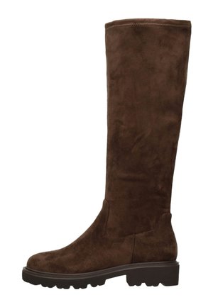 Hoher brauner Velourlederstiefel mit abgerundeter Spitze, flacher grober Sohle und ohne sichtbare Verschlüsse, von der Außenseite gezeigt.