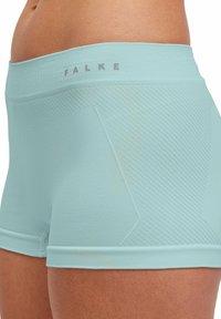 Helles blaues Sportshorts mit strukturiertem Oberflächen, versehen mit einem breiten Bund und diagonalen Streifenmustern für zusätzliche Details.