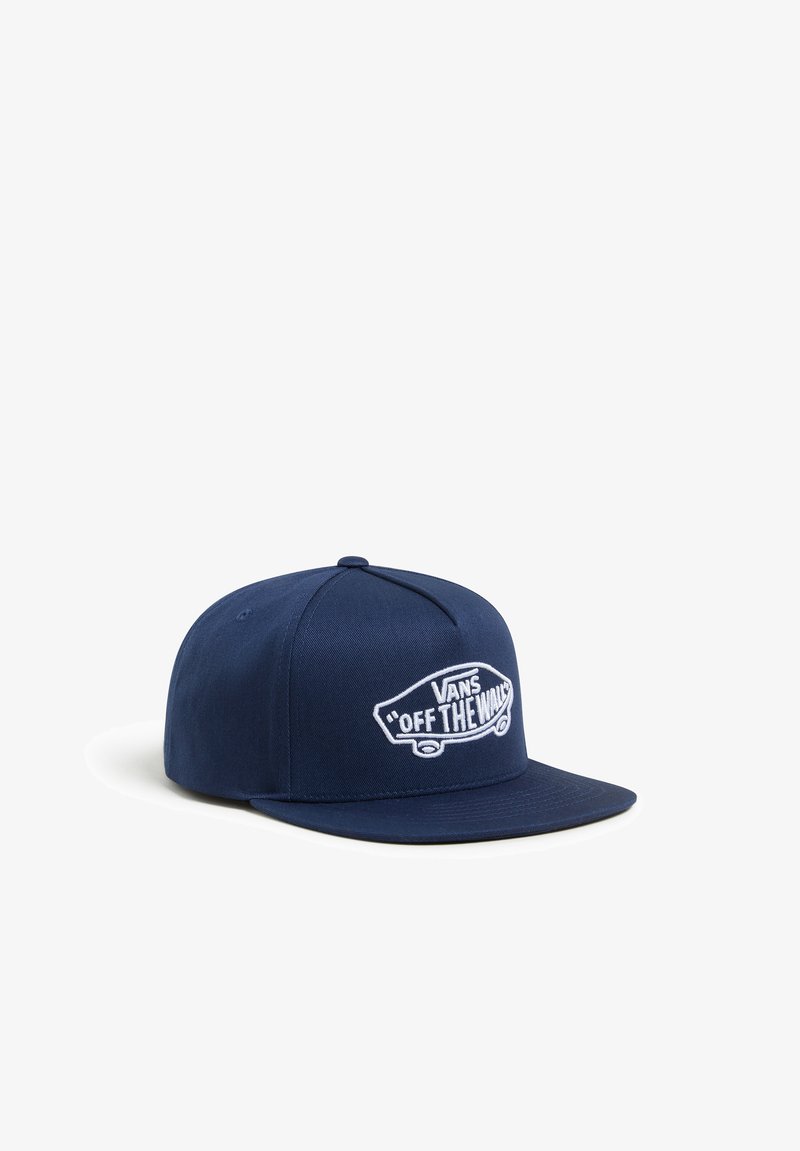 Gorra navy con visera plana y diseño de seis paneles. Presenta el logotipo bordado en blanco "VANS 'OFF THE WALL'". Fabricada con tejido duradero.