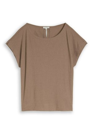 Blouse marron à manches courtes avec encolure bateau et fermeture bouton goutte au dos, fabriquée en tissu léger texturé.