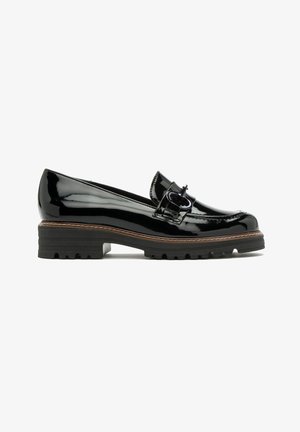 Mocasín negro de charol con suela gruesa de tacos y hebilla decorativa en el empeine, mostrado en perfil lateral sobre fondo blanco.