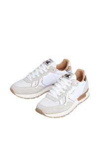 Witte sneakers met een mix van suede en mesh materialen, met een beige zool, beige accenten en platte veters, ontworpen voor casual draag.