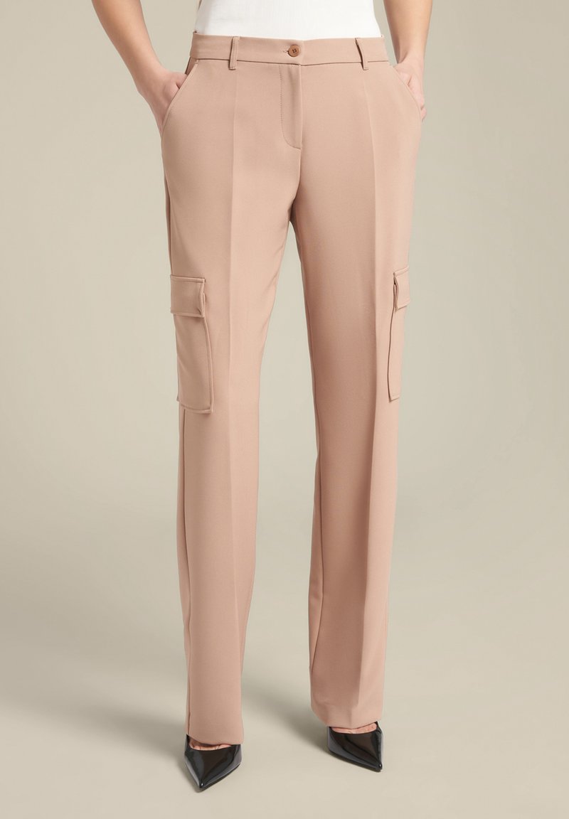 Lichtroze op maat gemaakte broek met een rechte pijp, voorzien van zakken aan de voorkant en zijvakken. Gemaakt van een gladde stof, gestyled met een knoopsluiting.