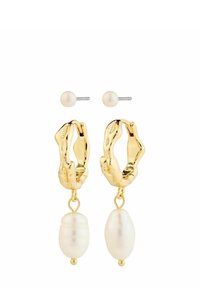 Guld-tone hoops øreringe med tekstureret design, prydet med hvide ovale og runde perler hængende fra hver hoop. Enkle stud øreringe inkluderet.