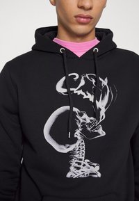 CLOSURE London SMOKING SKULL HOODY - Camisola - black