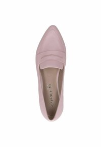 Zapato sintético rosa de estilo slip-on con punta afilada, que presenta un upper texturizado y una correa decorativa en el empeine.