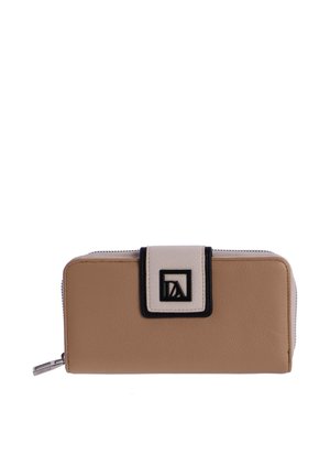 Cartera rectangular beige con una correa blanca y negra que presenta un logotipo geométrico y un tirador de cremallera plateado en el lado izquierdo.
