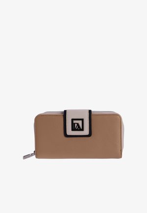 Cartera rectangular beige con una correa blanca y negra que presenta un logotipo geométrico y un tirador de cremallera plateado en el lado izquierdo.