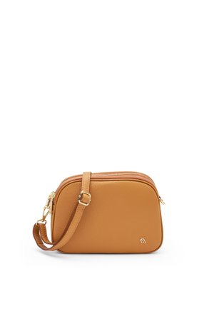 Compatta borsa a tracolla in pelle color cognac con tracolla regolabile, fibbia dorata, chiusura con cerniera e discreto emblema del logo sul davanti.