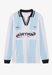 Garais piedurkņu futbola kreklā baltā krāsā ar gaismas zilo vertikālo svītru. Iekļauj melnu apkakli, melnas aproces un melnu logotipu "URTRN".