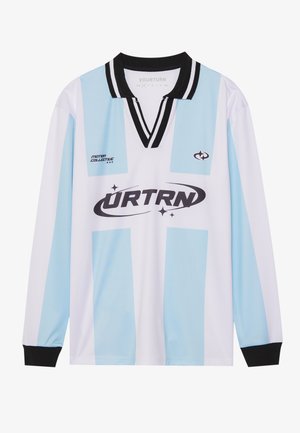 Camisola de futebol de manga longa em branco com riscas verticais azuis claras. Apresenta um colarinho preto, punhos pretos e o logótipo "URTRN" em preto.