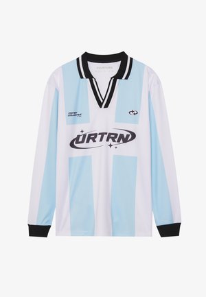 Valge pika varrukaga jalgpalliasjak, millel on helesinised vertikaalsed triibud. Omab musta kraed, musti mansette ja musta logo "URTRN".