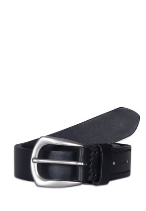 Ceinture en cuir noir avec boucle en métal argenté, roulée avec l'extrémité reposant sur la bobine sur fond blanc.