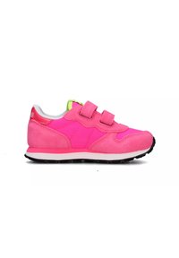 Scarpe da ginnastica rosa con una combinazione di suede e tessuto. Dotate di doppie cinghie in velcro e una suola bianca con battistrada nero. Accenti neon.