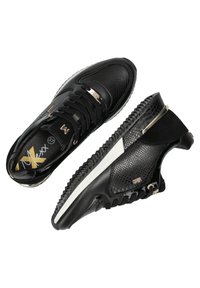 Ett par svarta låga sneakers i texturerat läder, snörning framtill, vita sulor och gyllene metalliska detaljer, sedda från ovan och i sidovy.