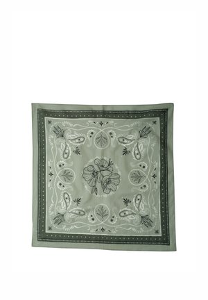 Kwadratowy szalik oliwkowo-zielony z kwiatowymi i paisley wzorami w bieli i czerni, z centralnymi motywami kwiatowymi i dekoracyjnymi brzegami.