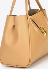 Borsa a tracolla in pelle color cuoio con una superficie liscia, forma strutturata e chiusura in tono oro. Presenta due tracolle e un branding minimale.