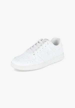 Scarpa sportiva bianca realizzata in pelle sintetica, con punta perforata, lacci e suola in gomma testurizzata. Presenta un logo sul lato.