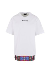Tricou scurt alb cu mâneci scurte, având logo-ul negru "Colucci" pe piept și un tiv colorat cu motive în nuanțe de albastru, roșu, verde și galben.