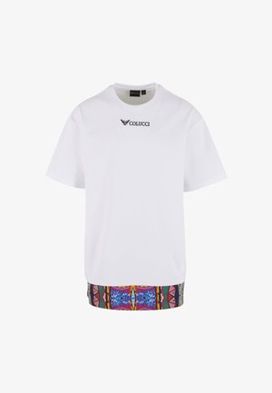 T-shirt blanc à manches courtes avec logo noir "Colucci" sur la poitrine et un ourlet à motifs colorés dans des tons de bleu, rouge, vert et jaune.