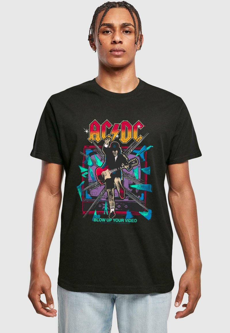 Juodas medvilnės marškinėliai su gitaristo grafikos atspaudu, daugiaspalvėmis akcento detalėmis ir „AC/DC“ tekstu bold stiliumi.