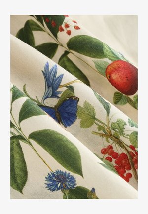 Stof met een botanische print van groene bladeren, rode appels, blauwe bloemen en vlinders op een textuurlijke crèmekleurige achtergrond.
