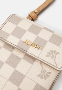 Béžová a světle hnědá kostkovaná peněženka s logem JOOP!; texturovaná kůže; zapínání na sponu; dekorativní květinový vzor na jedné straně.