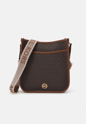 Sac bandoulière à motif marron avec des bordures en cuir beige, une sangle ajustable avec la marque, et un emblème doré sur le devant.