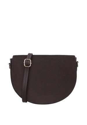 Dunkelbraune, halbmondförmige Leder-Umhängetasche mit verstellbarem Riemen und silberner Schnalle auf schlicht weißem Hintergrund.
