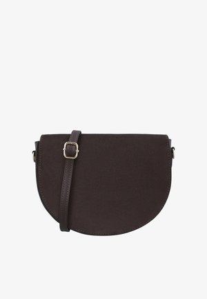 Dunkelbraune, halbmondförmige Leder-Umhängetasche mit verstellbarem Riemen und silberner Schnalle auf schlicht weißem Hintergrund.