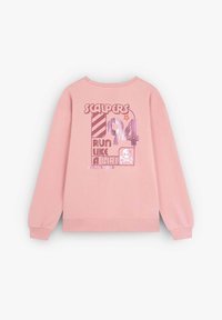 Sudadera rosa clara de manga larga. Presenta un diseño gráfico con las palabras "SCALPERS", "94" y "CORRE COMO UNA CHICA" en fuentes metálicas y negritas.