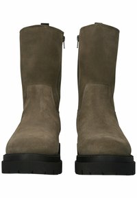 Botas de tobillo de ante gris con acabado suave, punta redondeada, suelas de goma negras y cremalleras laterales para un fácil uso.