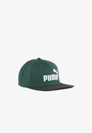 Zelená čepice s černým okrajem, na níž je velké bílé logo "PUMA" a grafika kočky, vyrobená z tkaniny se strukturovaným designem a šesti panely.