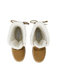 Botas de tobillo de ante marrón con un forro de piel de oveja blanca y cierre de cordones. Punta redondeada y suela de goma plana, ofreciendo un diseño acogedor.