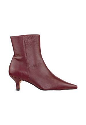 Stivaletto in pelle borgogna con punta affusolata e tacco kitten basso. Texture liscia con cuciture minime e una silhouette elegante.