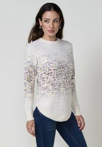 Pulover tricotat în crem cu un design gradient cu modele în galben, mov și albastru. Guler și tiv rib combinați, croială lejeră, mai lung în spate.