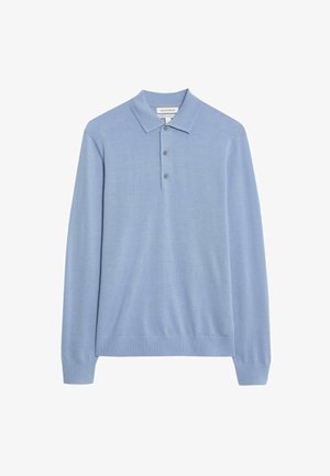 Jasnoniebieska koszulka polo z długim rękawem wykonana z miękkiej tkaniny, z kołnierzykiem, trzema guzikami i ściągaczami przy mankietach. Gładka faktura, minimalistyczny design.