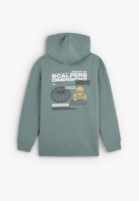 Sudadera con capucha de tela verde azulado apagado. Presenta un estampado gráfico con un globo, una calavera y texto en la parte posterior. Textura suave con puños y dobladillo acanalados.