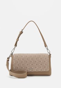 Calvin Klein MUST SHOULDER BAG - Ručna torba - chanterelle